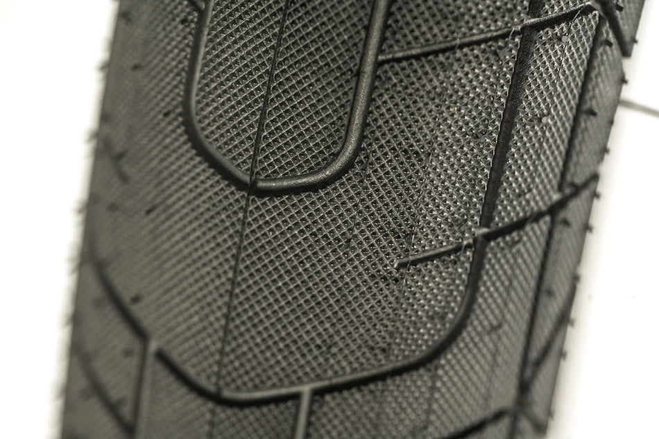 Colony Grip Lock Tyre Steel Bead £37.99